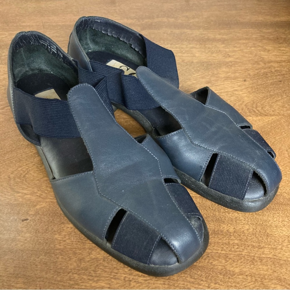 5/$15 Used Studio Collection Navy Blue Leather Sandals 7.5